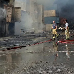 Löscharbeiten im Hafen von Shahid Radschaei im Iran. Mehr als 1000 Menschen wurden durch die Detonation verletzt.
