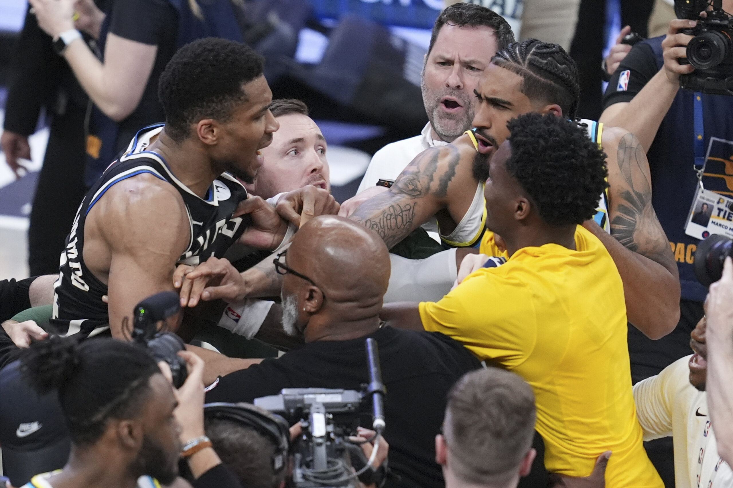 Giannis Antetokounmpo verwickelt in eine Handgreiflichkeit