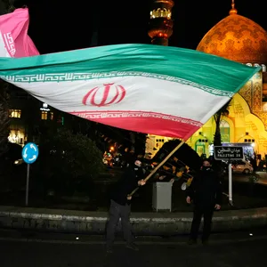 Ein Demonstrant schwenkt eine iranische Flagge