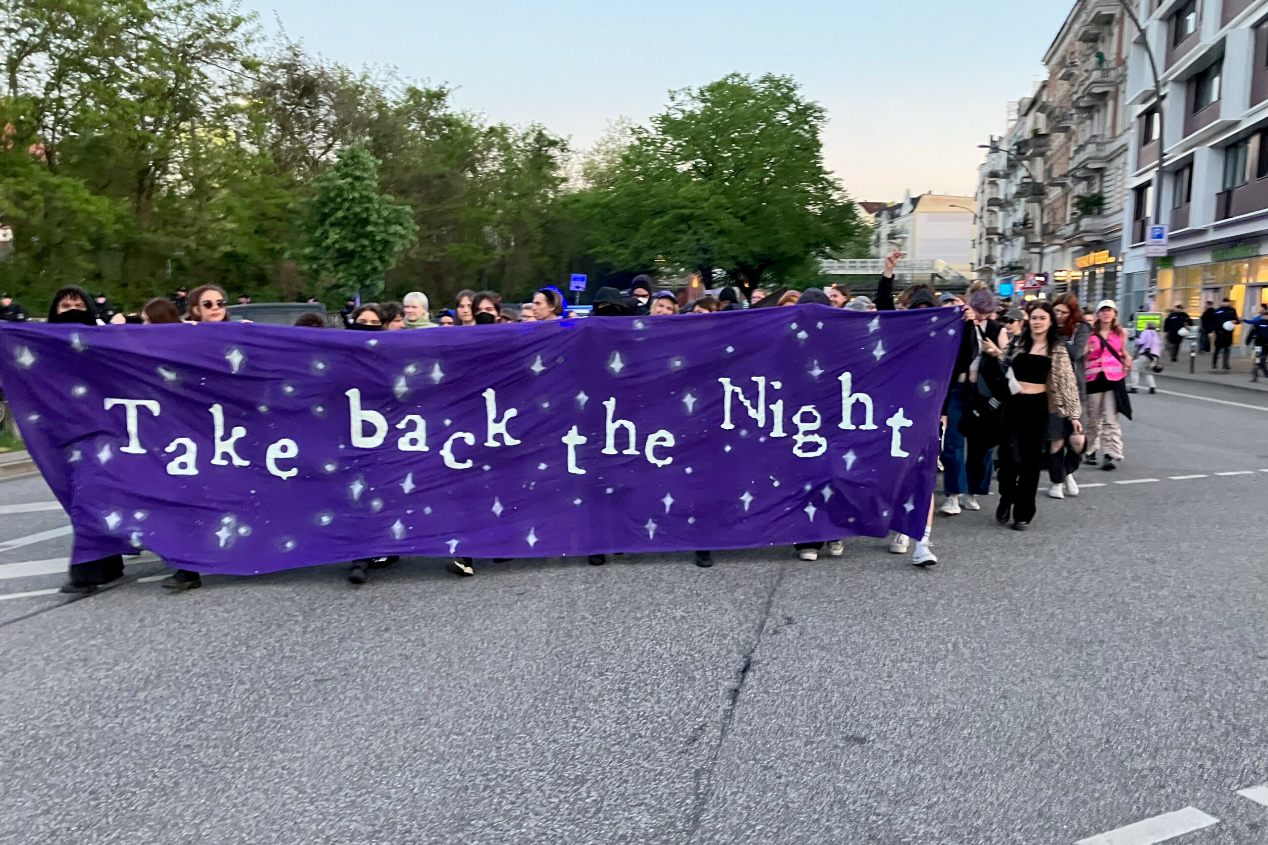 Rund 1200 Menschen haben am Mittwochabend unter dem Motto „Take back the Night“ gegen Femizide und queerfeindliche Gewalt demonstriert.