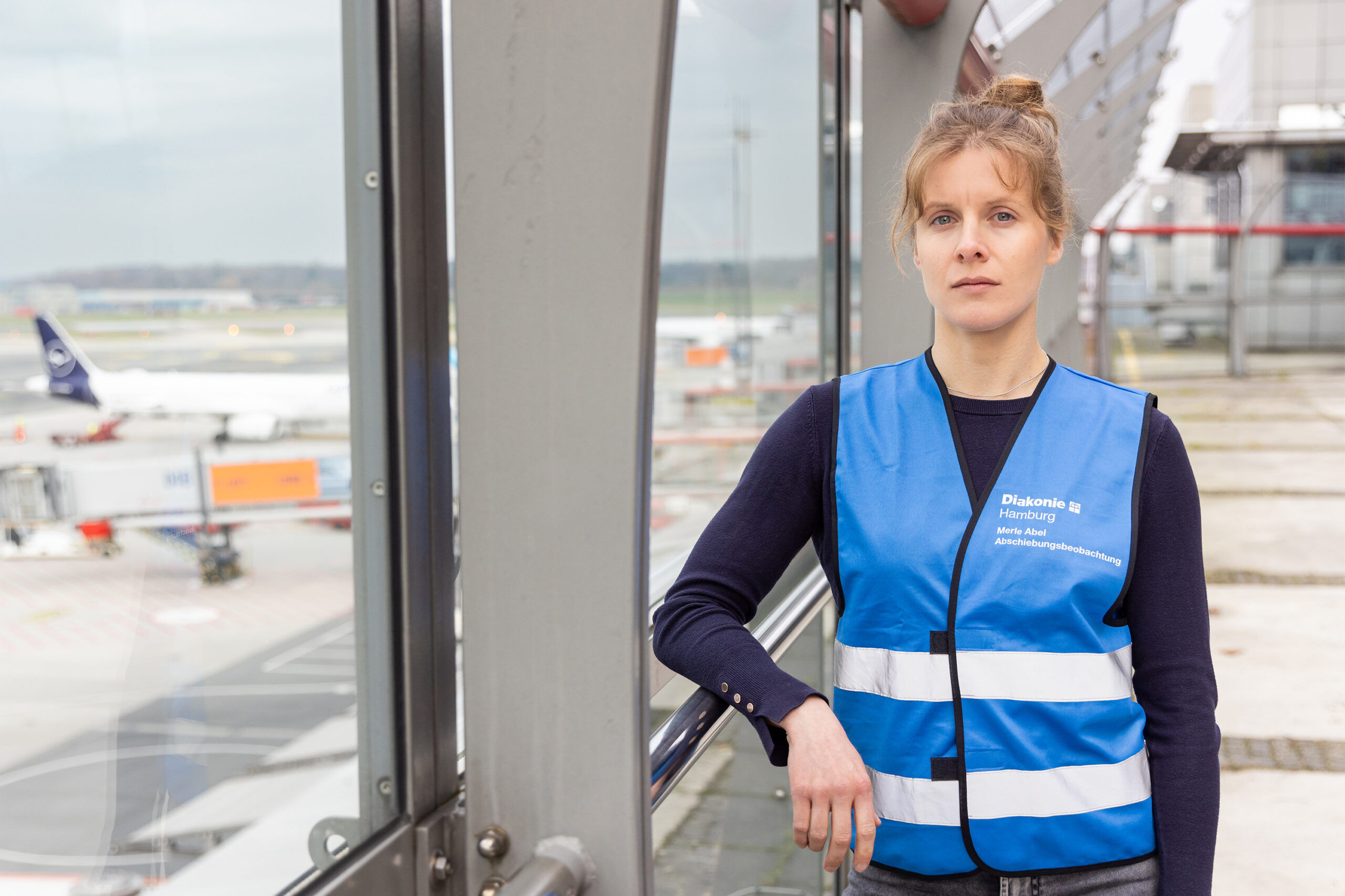 Merle Abel (35) am Hamburger Flughafen