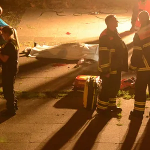 Tödlicher Messerangriff: Rettungskräfte mit dem Opfer am Bahnhof Billstedt.