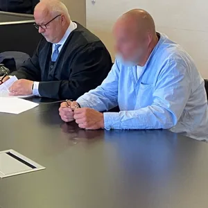 Der Angeklagte (r.) mit seinem Verteidiger beim Prozess im Landgericht Hamburg.