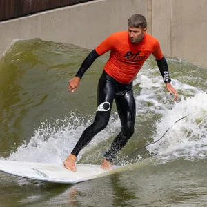 Surfer auf der Welle in Rotterdam