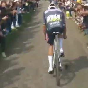 Mathieu van der Poel wird von einer Flasche im Gesicht getroffen.
