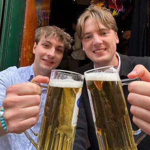 Humpenheber Leo und Emil mit Bier in der Hand.