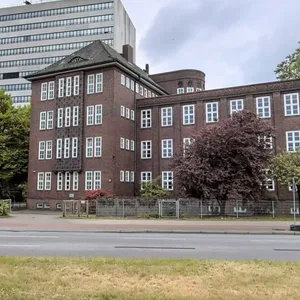 In der Tiefgarage der Beruflichen Schule Am Lämmermarkt in St. Georg hat es am Freitag gebrannt.