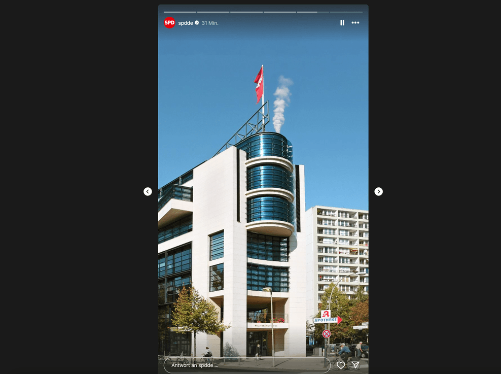 Die SPD postete auf Instagram eine Montage mit weiß aufsteigendem Rauch aus dem Willy-Brandt-Haus.