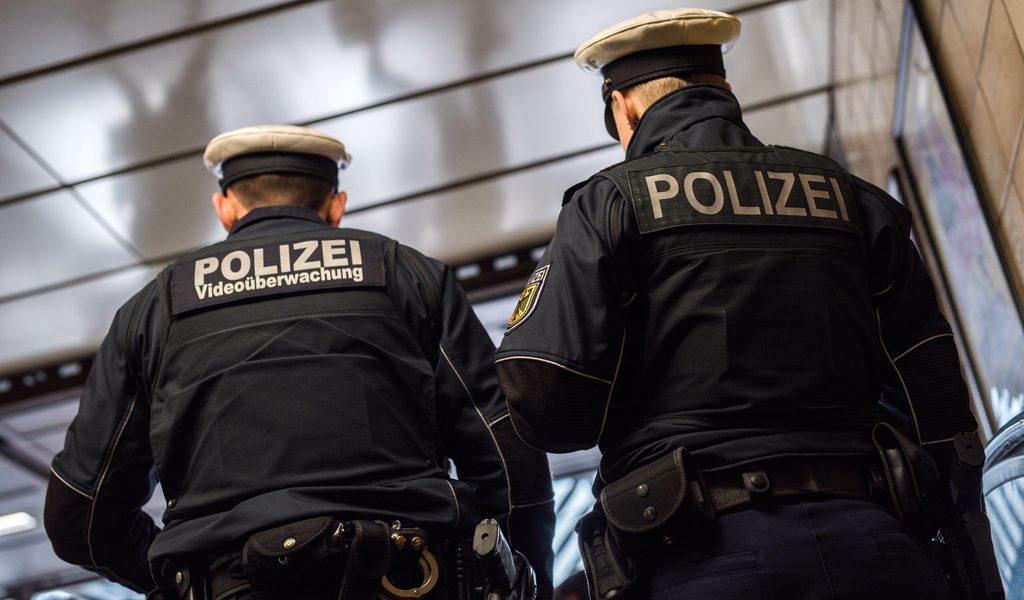 irrer-promillewert-mann-will-nach-hause-und-klingelt-bei-bundespolizei