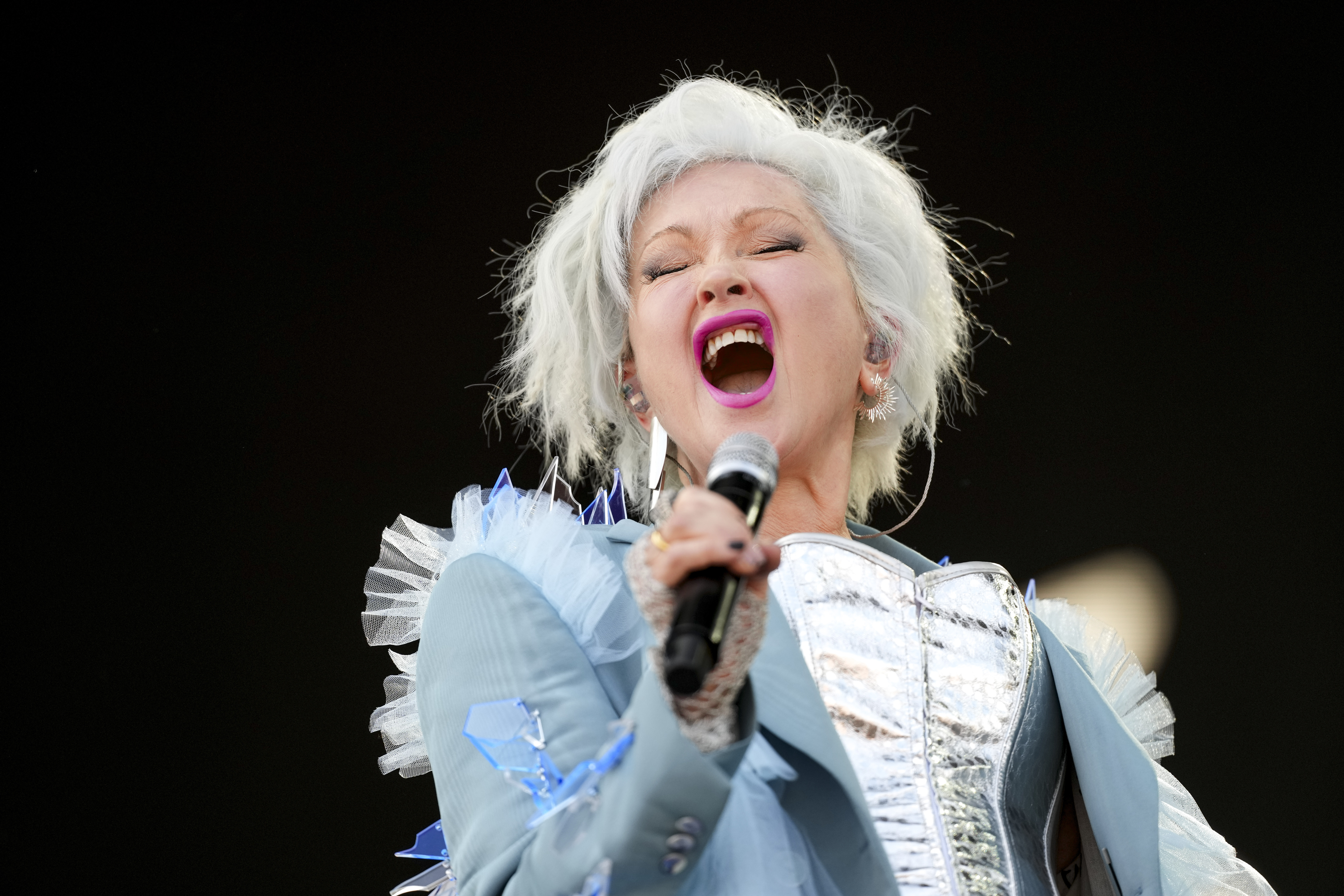 Glastonbury: Cyndi Lauper, Sängerin und Songwriterin aus den USA, tritt während des Glastonbury Festivals in Worthy Farm auf. 2025 geht sie ein letztes Mal auf große Tournee.