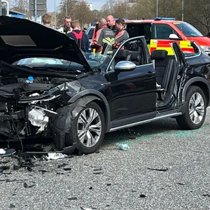 Notarztfahrzeug aus Hamburg in Unfall in Norderstedt verwickelt – zwei Schwerverletzte