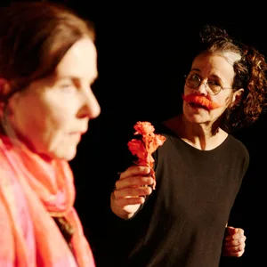 Zwei Schauspielerinnen auf der Bühne im Thalia-Theater