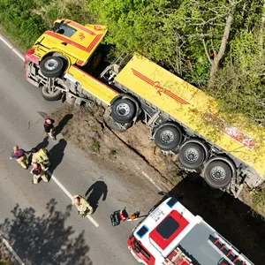 Der Lkw kippte nahe Oering (Kreis Segeberg) auf die Seite.