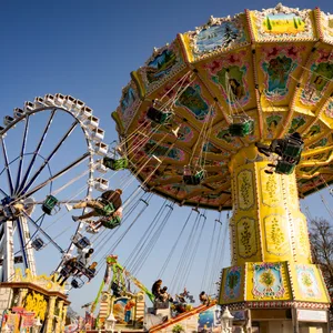 Ein Kettenkarussel auf dem Hamburger Dom