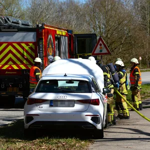 Die Feuerwehr kümmerte sich um das qualmende Fahrzeug.
