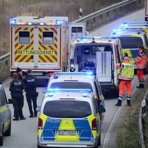Mehrere Polizeibeamte sollen bei einem eskalierten Krankentransport auf der Autobahn verletzt worden sein.