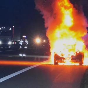 Mercedes auf A25 bei Reinbek in Flammen – Autobahn gesperrt