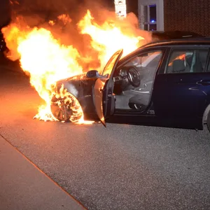 Der BMW stand am Sonntagabend plötzlich in Flammen.