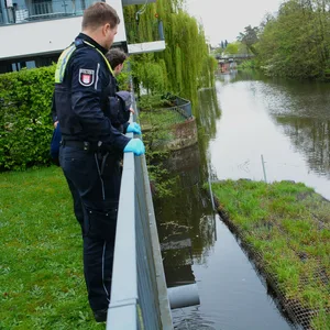 Polizisten am Wasser