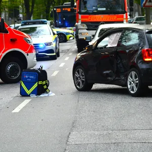Zwei VW sind bei einem Unfall in Billstedt am Montagabend zusammengestoßen, eine Frau musste verletzt ins Krankenhaus.