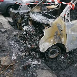 Brandstiftung nicht ausgeschlossen. Mehrere Autos in Barmbek ausgebrannt