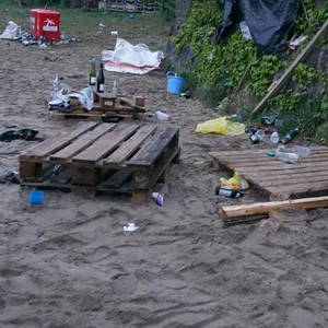 Am Morgen nach dem Osterfeuer liegen am Elbstrand viele Müllreste.