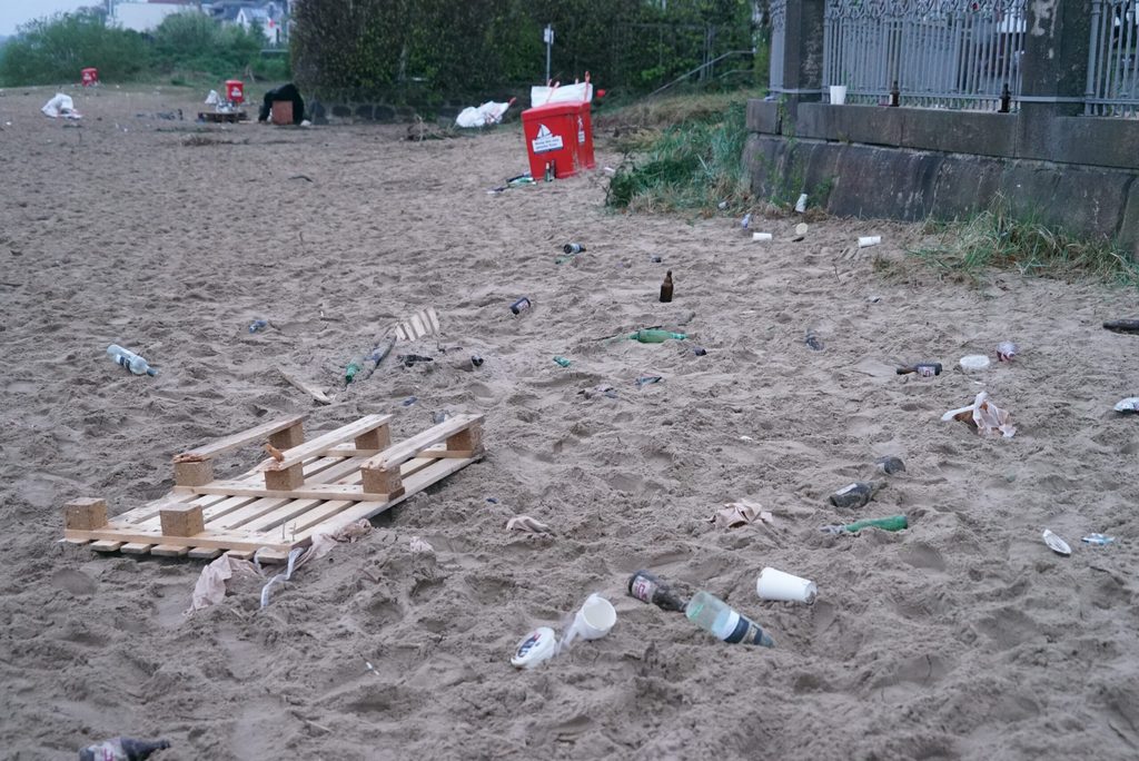 Die Osterfeuer sind jedes Jahr ein Besuchermagnet – einige lassen ihren Müll allerdings achtlos am Strand liegen.
