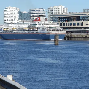 Kreuzfahrtschiff hat am neuen Hamburger Terminal in der HafenCity angeleg