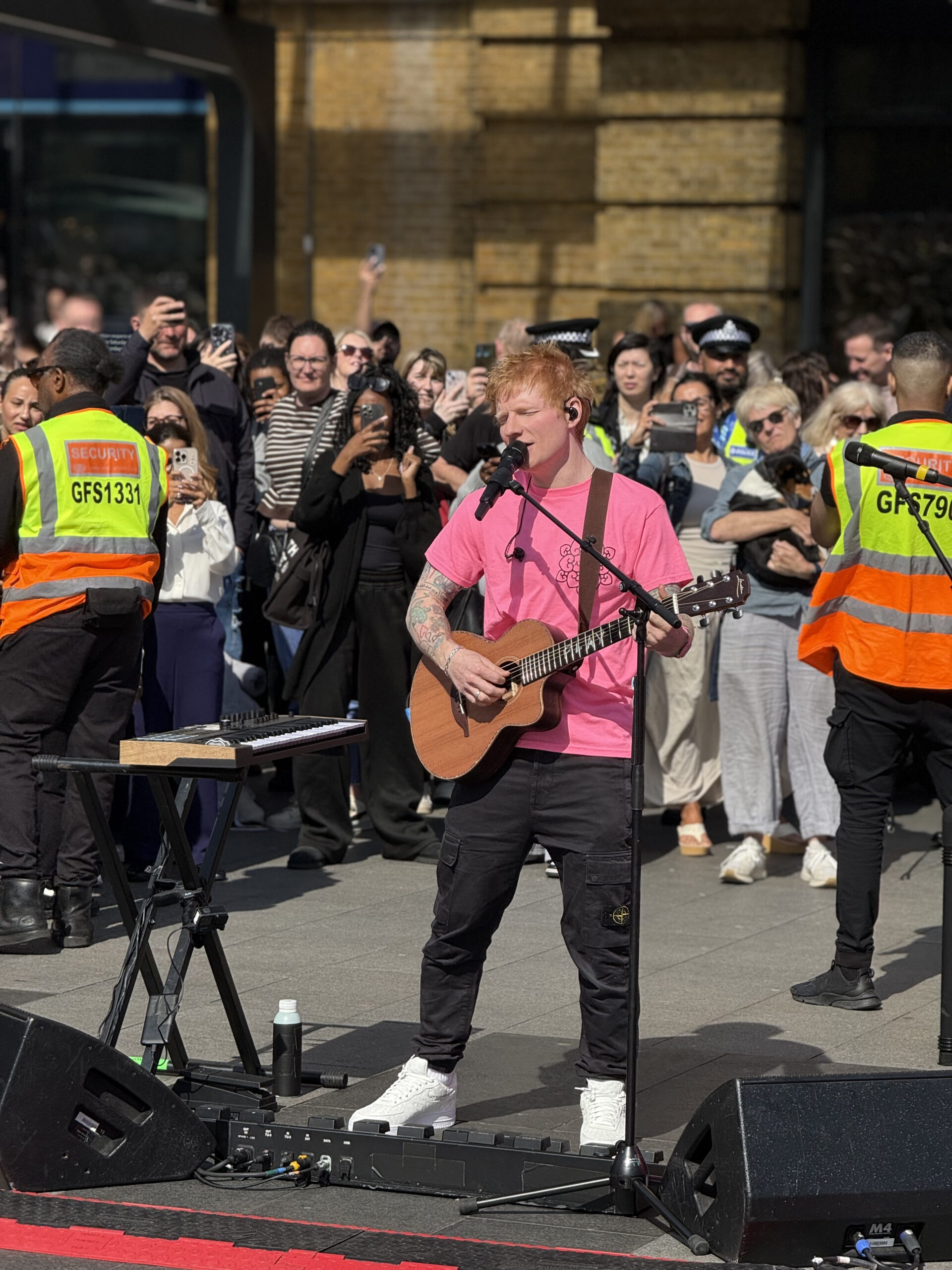 Ed Sheeran vor Bahnhof