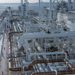 Das Regasifizierungs-Schiff „Neptune“ liegt im Hafen Mukran. Das Schiff gehört zum Energie-Terminal „Deutsche Ostsee“.