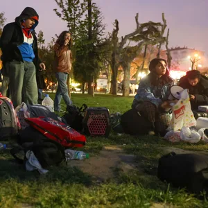 Menschen campieren in einem öffentlichen Park in Istanbul, nachdem es erneut Erschütterungen gegeben hat.