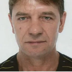 Die Polizei fahndet mit diesem Bild nach dem 61-Jährigen, der eine dreiköpfige Familie ermordet haben soll.