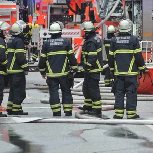 Zwei Feueralarme binnen zwei Stunden in Wohnhaus in Hoheluft-Ost. Löscharbeiten bis in die Nacht