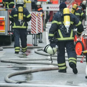 Kellerbrand in Hochhaus in Steilshoop löst Großalarm bei der Feuerwehr aus – Feuerwehrmann verletzt