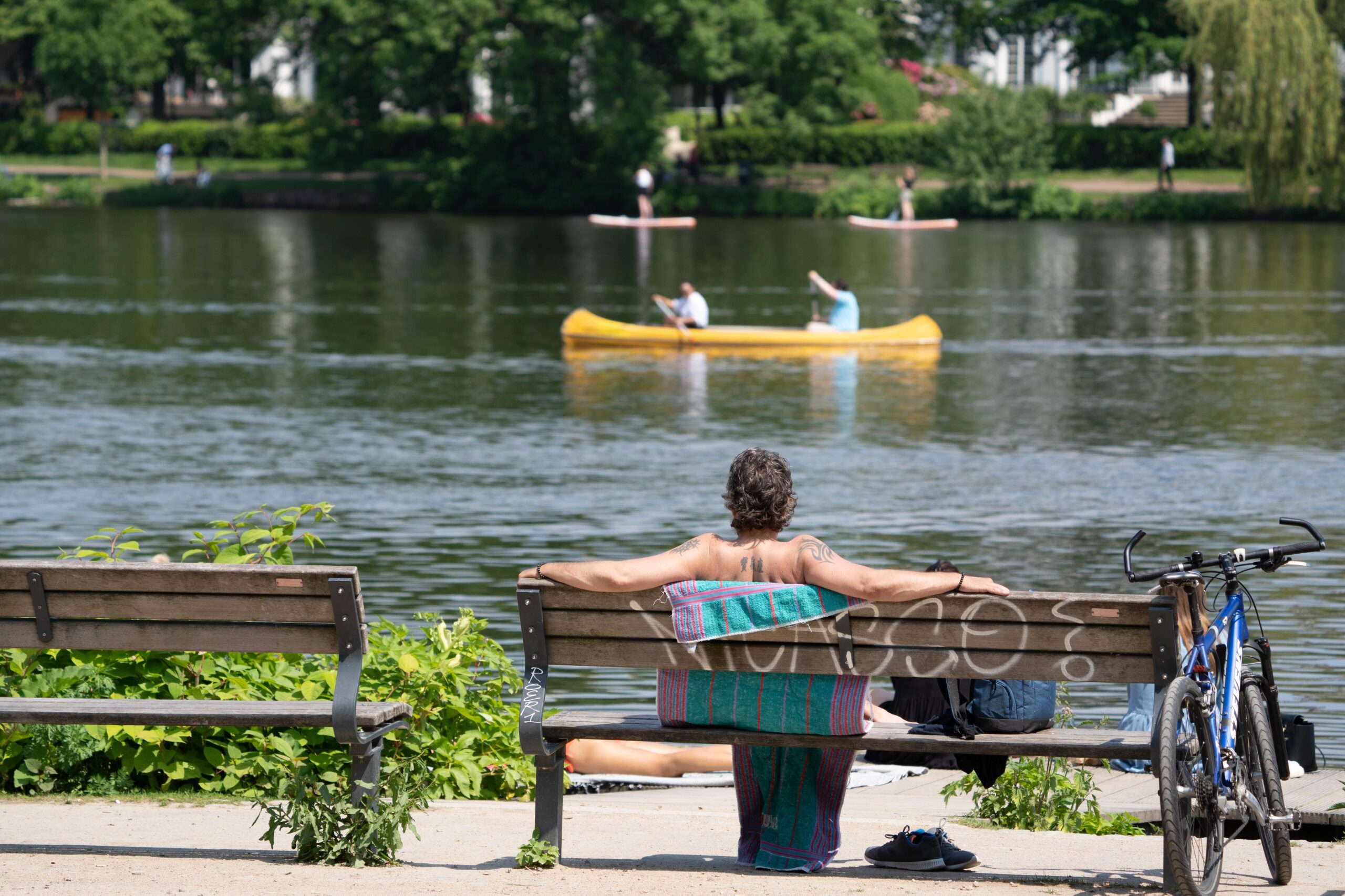 Sonnenanbeter an der Außenalster in Hamburg (Symbolbild).