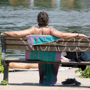 Sonnenanbeter an der Außenalster in Hamburg (Symbolbild).