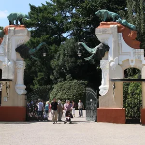 Das historische Jugendstil-Tor im Tierpark Hagenbeck in Hamburg.