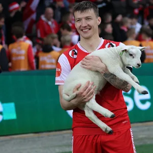 Axel Kryger von Bryne FK erhält als Spieler des Tages ein Lamm