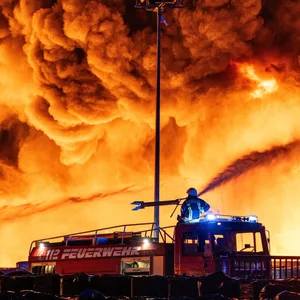 Rund 300 Kräfte sind bei dem Großbrand in Ahlen (Münsterland) im Einsatz.