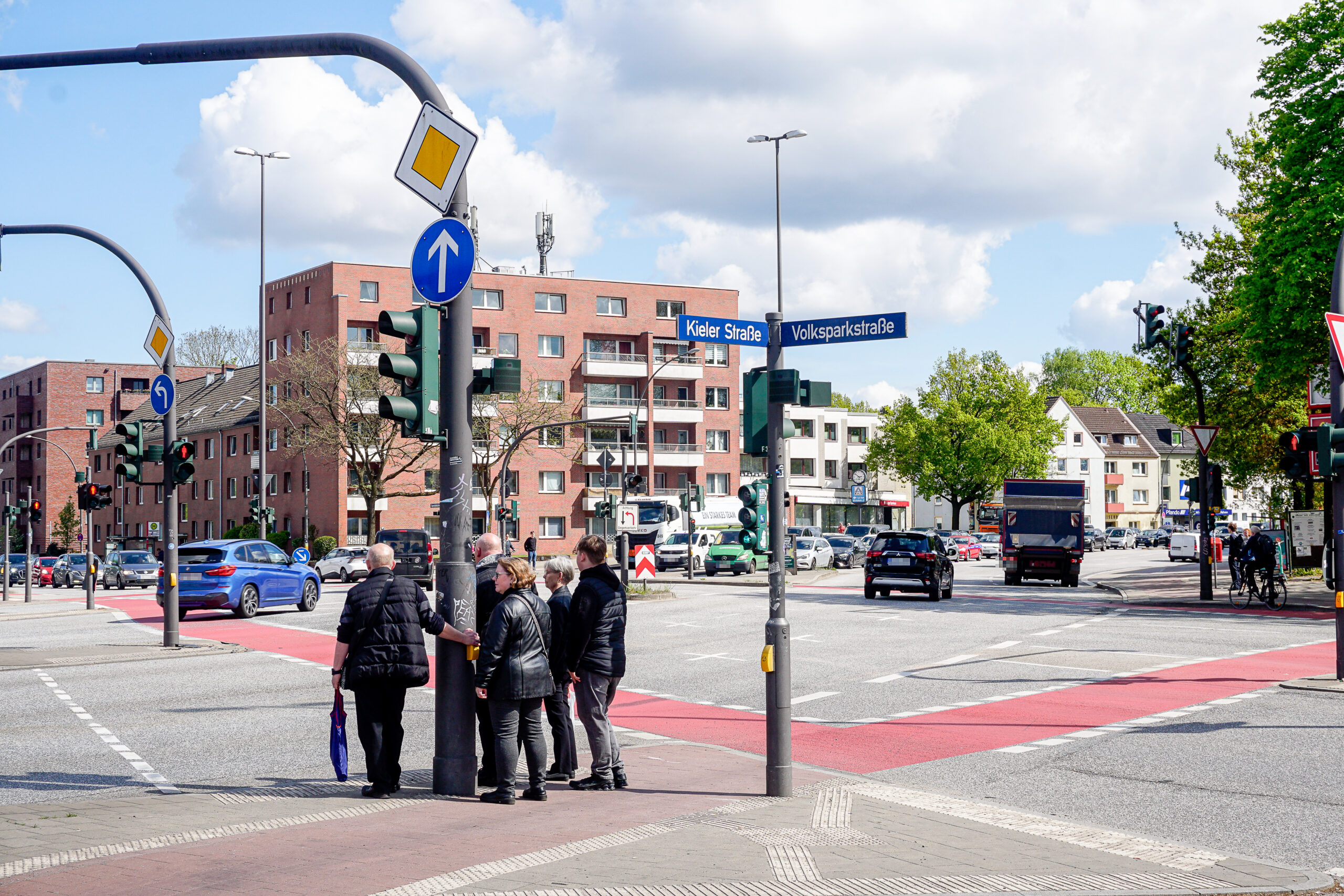 Wer die Kieler Straße überqueren möchte, muss oft auf Verkehrsinseln warten.