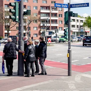 Wer die Kieler Straße überqueren möchte, muss oft auf Verkehrsinseln warten.