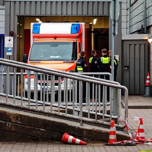 Ein Rettungswagen, ein Notarzt sowie ein Löschfahrzeug rückten zur Polizeiwache in der Möllner Landstraße an.