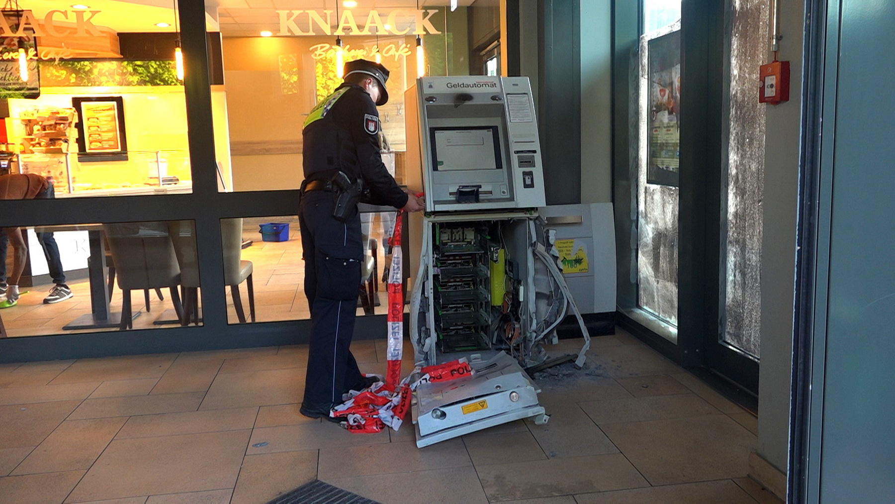 Unbekannte haben einen Geldautomaten in einem Hamburger Einkaufszentrum mit brachialer Gewalt aufgebrochen.