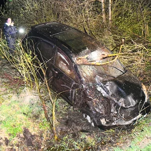 Ein Polizist macht ein Foto von dem beim Unfall stark beschädigten Honda.