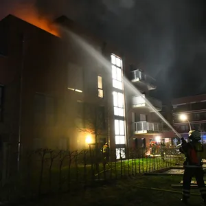Erst brannte es nur auf der Dachterrasse, dann stand auch das Schlafzimmer der Wohnung in Neugraben-Fischbek in Flammen.