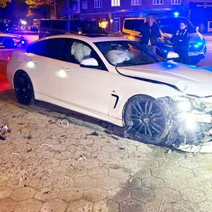 Der BMW wurde bei dem Crash schwer beschädigt.