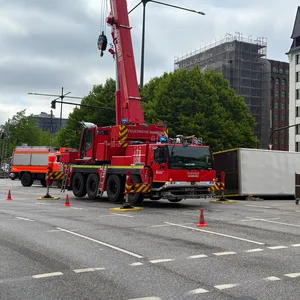 Um den umgestürzten Anhänger wieder aufzurichten, setzte die Feuerwehr ihren riesigen Autokran ein.