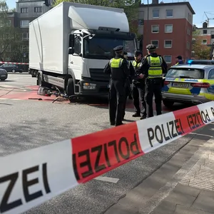 Beim Abbiegen erfasste dieser Lkw eine Radfahrerin. Die Frau wurde leicht verletzt.