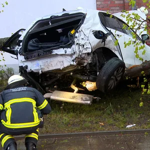 Ein Auto, das gegen eine Wand gefahren ist