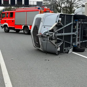 Wohnwagen kippt auf A7 bei Hamburg um – Autobahn gesperrt